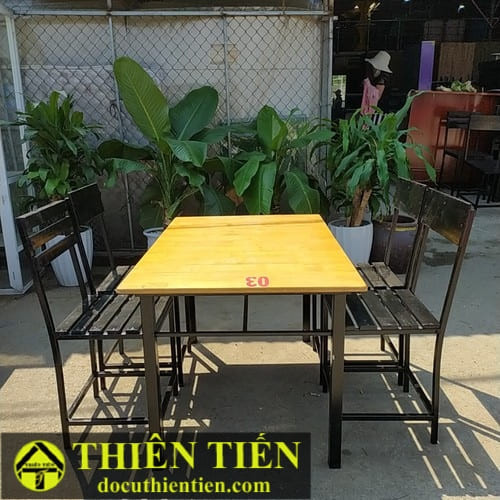 Bàn Vàng 4 Ghế Đen